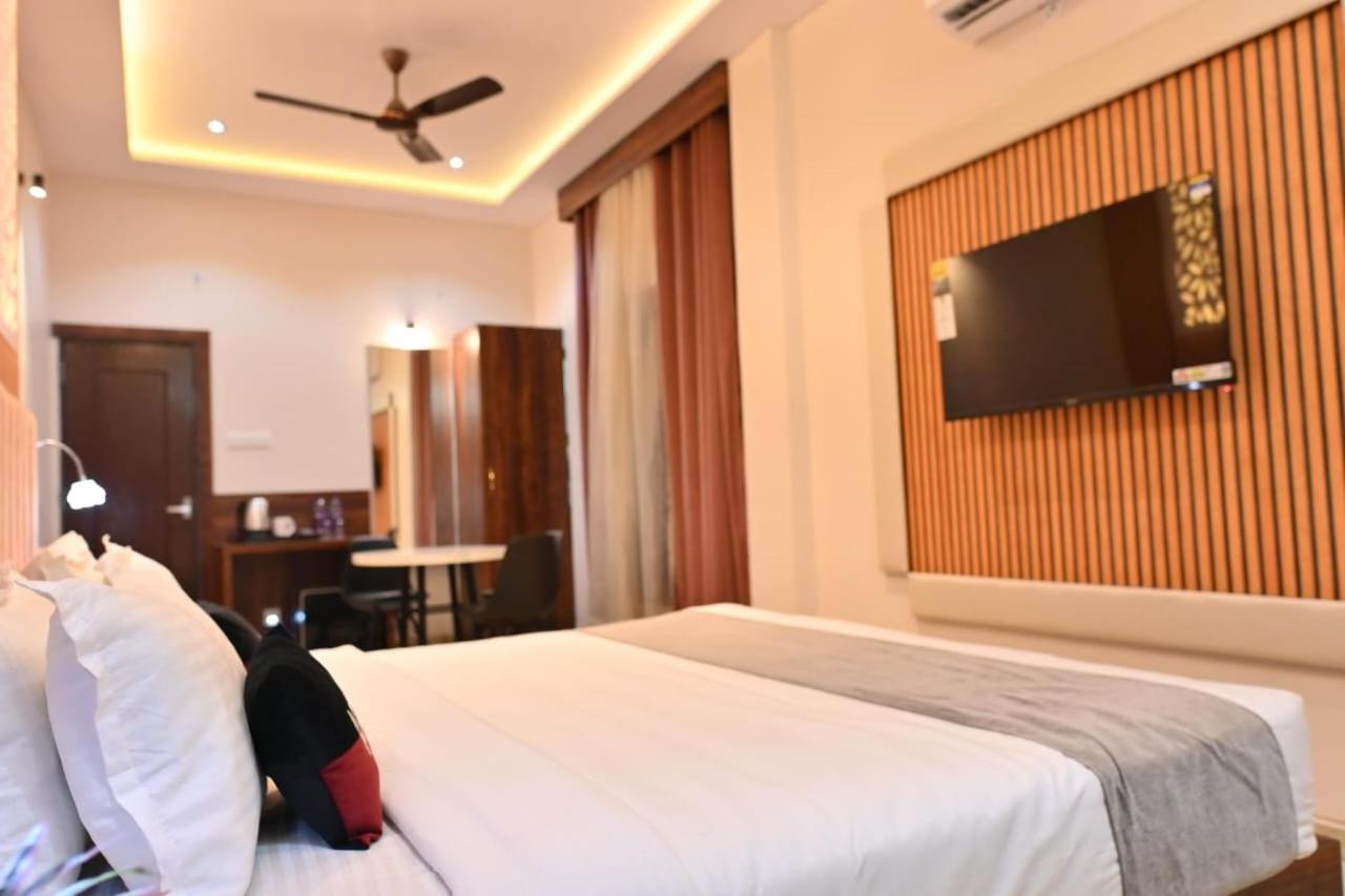 The Apple Tree Hotel Indore Exteriör bild