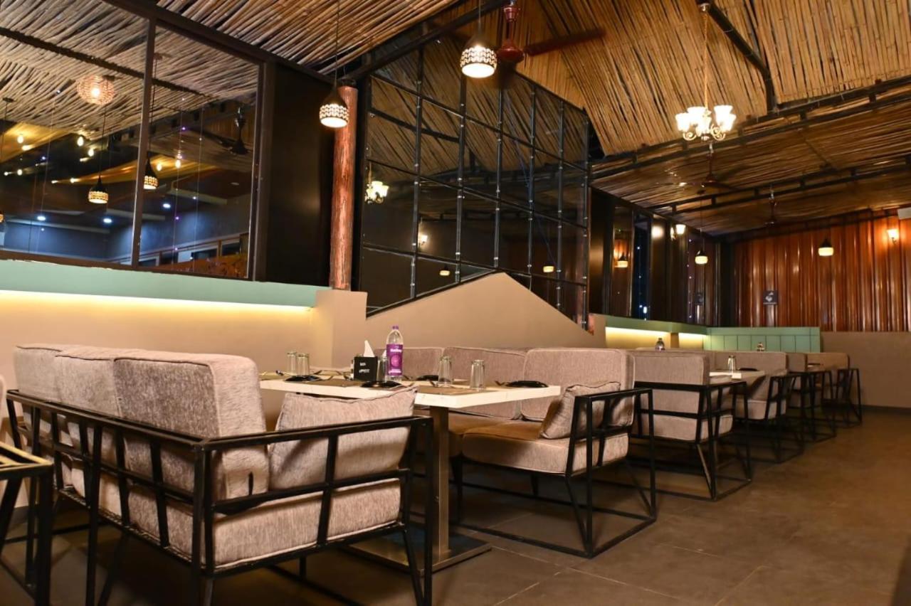 The Apple Tree Hotel Indore Exteriör bild
